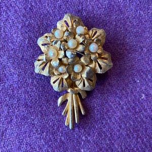 Gold-coloured bouquet brooch
